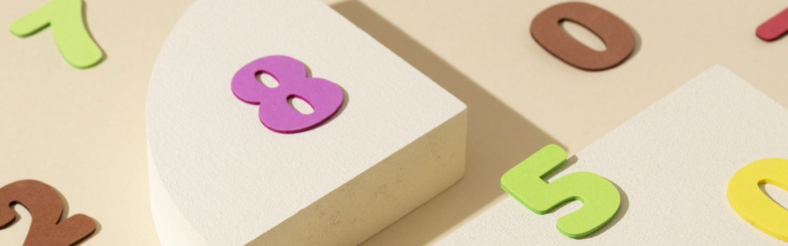 angle-eleve-des-lettres-de-l-alphabet-sur-le-podium-pour-la-journee-de-l-education (1)